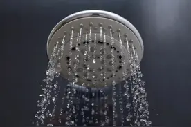 真的有人对“洗澡”过敏？如何科学规避荨麻疹诱因→图片