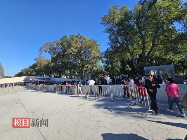 探访侵华日军第七三一部队罪证陈列馆：有云南游客特地前去献花参观