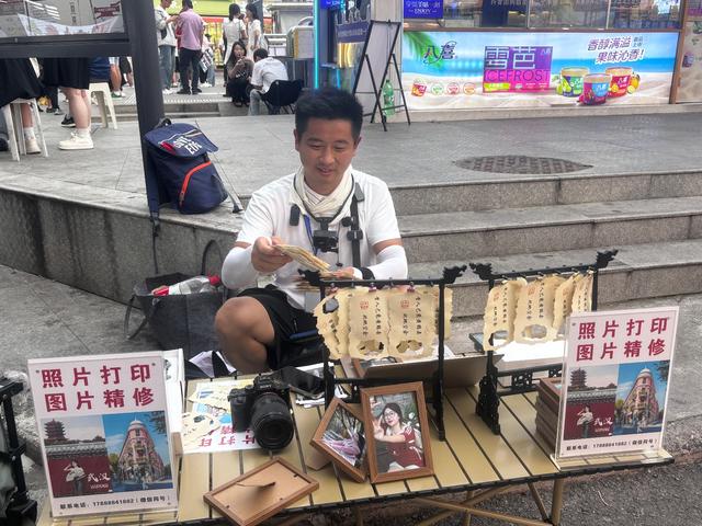 黄鹤楼下小伙送“打卡神器”千人预约，现场背诗可免费领取，愿游客重拾文化记忆