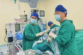 女子患罕见脑瘤足有“橘子”大，专家经鼻腔切除精准“排雷”图片