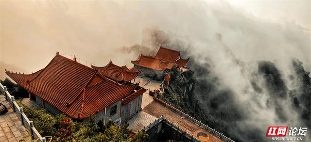 欢庆时刻丨张家界五雷山云海翻涌，古刹宛若仙境坠落人间