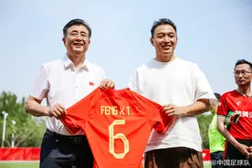 38岁前国脚冯潇霆宣布退役：时光的河入海流，我们终要分头走图片