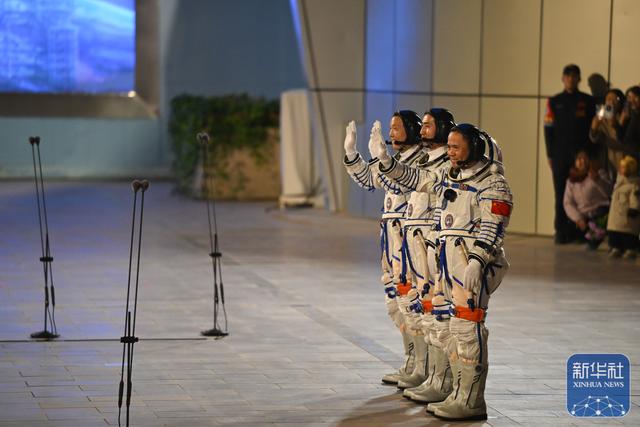 神舟二十一号航天员乘组出征仪式在酒泉卫星发射中心举行