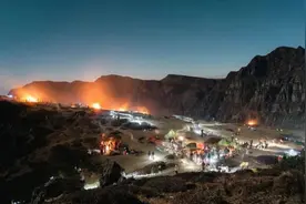 游客在网红景点砍树烧火取暖？当地通报：已成立调查组！图片