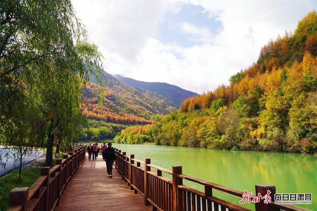 秋染官鹅沟 倾倒人间的调色盘