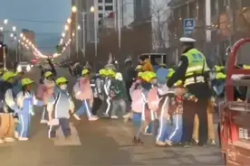 熊抱 击掌 碰拳……萌娃与护学岗交警的日常礼仪图片