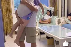 10岁105斤的女儿生病要爸爸抱 父亲抱完整个人都有点站不稳图片
