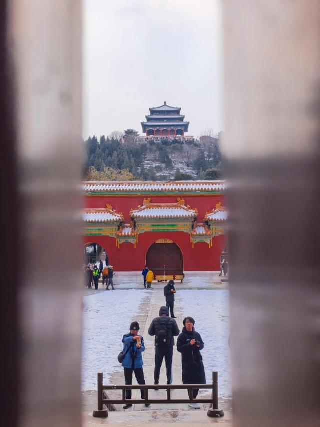 北京初雪过后，景山公园游人如潮