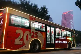 泸州公交会发光的“新春吉祥巴士”上线啦图片