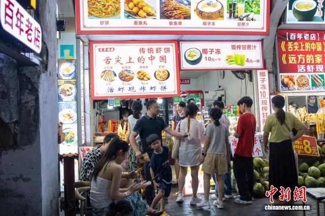 游客沉浸式夜游广西北海