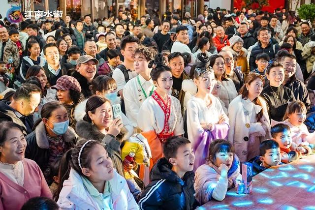 从“一次性打卡”到“反复回访”：江南水街的长尾吸引力在哪里？