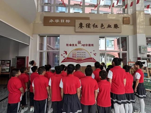 西部计划志愿者护航临江科技馆科普月 青春力量点亮科学探索路