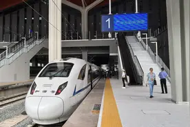 巴南高铁首发列车今晨从巴中东站发车，2小时16分后将到成都东站图片