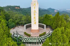 立正、敬礼！今天，东部战区官兵深切缅怀革命先烈图片