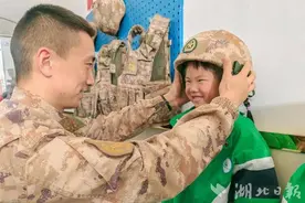 萌娃进军营，看啥都新鲜图片