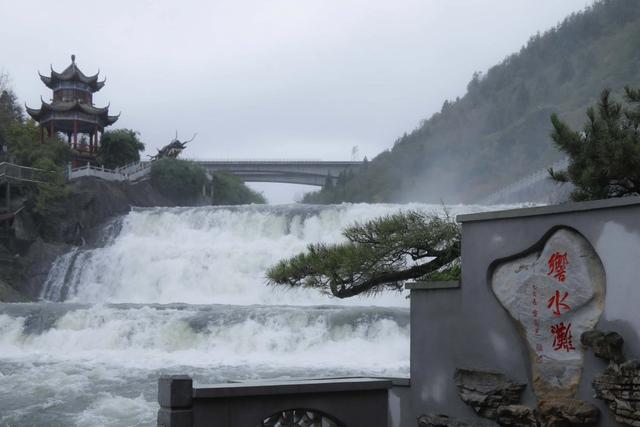 毕节七星关：响水滩瀑布再现“轰雷”盛景