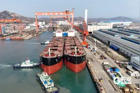 历时4个小时 青岛引航站顺利完成青岛造船厂首次双船出坞作业图片