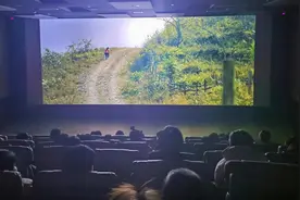 讲述彝族少女复学追梦故事！四川乐山本土电影《阿莫阿依》16日全国公映图片