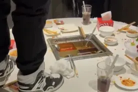往海底捞火锅里小便男子已被行拘！还可能面临哪些法律责任？图片