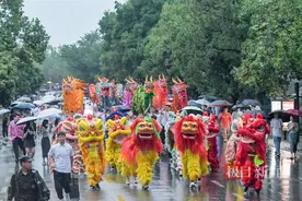 毕业巡游风雨无阻，华中农大“钢铁长龙”为2024届毕业生壮行图片