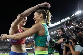 田径世锦赛丨英雄相惜，拒绝加赛，女子撑竿跳赛场诞生并列冠军图片