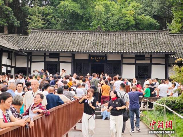四川广安邓小平故里国庆假期游客如织