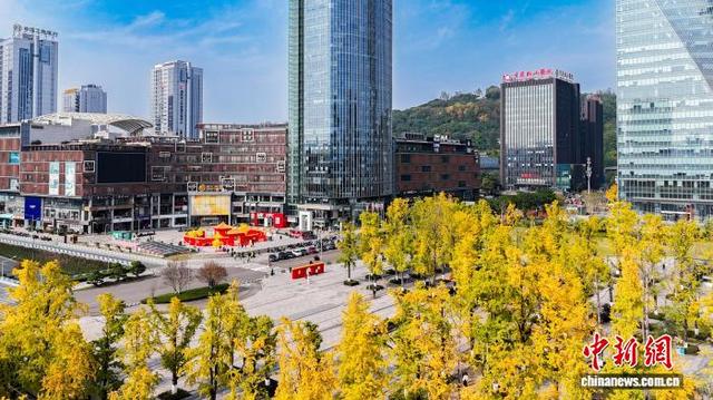 重庆：80米长“红墙限定皮肤”点缀城市 市民游客争相“打卡”