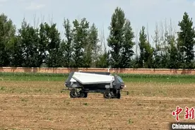内蒙古首台无人驾驶除草机器人“上岗”作业图片