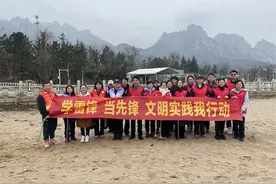 曲家庄村联合仰口管理服务中心共同践行雷锋精神，携手提升文明旅游环境图片