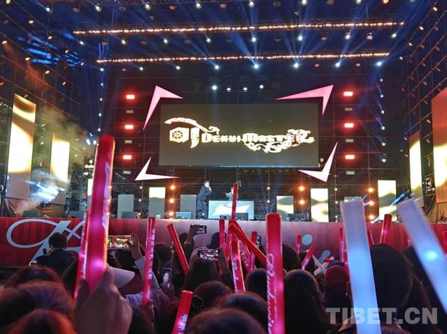 西藏举办第二届百威拉萨音乐嘉年华 市民游客共迎佳节