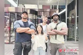 随时随地展现长沙人的热情和友善，甲亢哥长沙行女翻译被夸爆了！图片