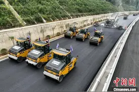 贵州贵平高速路面“无人摊碾”施工忙图片