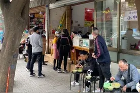 成都火了17年的红油饺子，1两10元，客人蹲在路边也吃得欢图片