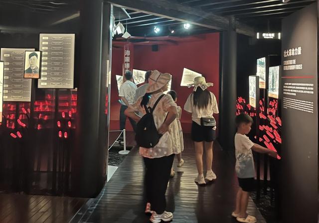 丽江古城红色文化院落迎来亲子游热潮