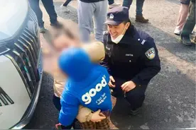 萌娃看元宵节展演走失，城阳公安民警帮找家人图片
