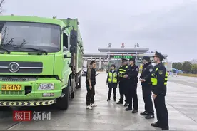 违法超限车冲跳磅，G42沪蓉高速夷陵段路警企联合整治图片