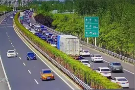 5月1日12时，江阴大桥、G1522常台高速苏州段南北双向车流量大图片