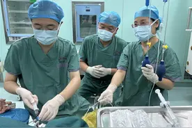 老人脚趾黑色素瘤切除一年后转移至小腿，肢体隔离灌注化疗让患者免于截肢图片
