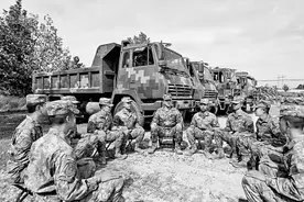 坚持依法治军 加强军事治理图片