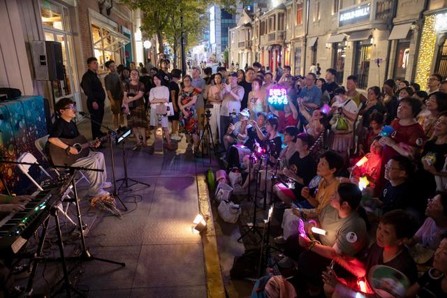 罗小罗现身引爆茂名北路，“微醺夜巷”亮夜经济