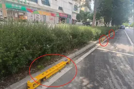 “智慧停车”还是“底盘刺客”？武汉路边“伸缩地锁”引争议图片