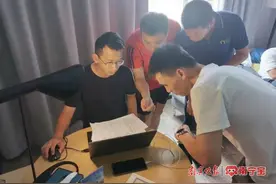 小客车“带路”，“百吨王”尾随强行冲卡逃费！违规通行400余趟次……图片