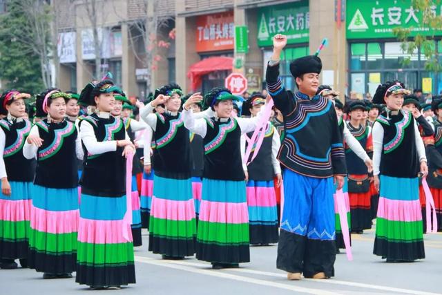 【冬季暖阳 凉山不凉】点燃全场！越西达体舞展演活动精彩上演