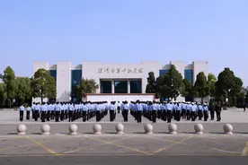 漯河公安举行向人民英雄敬献花篮仪式图片