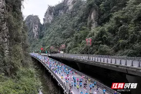 张家界武陵源马拉松开跑 肯尼亚选手包揽马拉松和半程马拉松男、女冠军图片