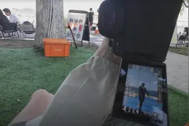 男子在景区抓拍游客送照片：自称社恐主打随缘，送完就走，想让游客对武汉留下好印象图片