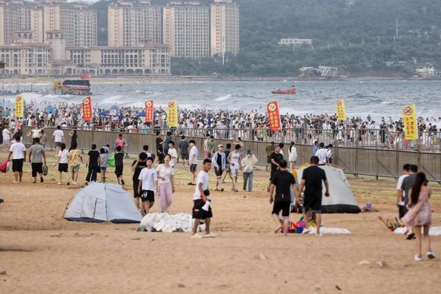 海边纳凉人气旺
