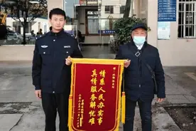 七旬老人户口信息有误，民警查遍老档案帮其纠正图片