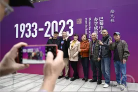 重庆巴蜀中学展示历届毕业照 82岁孃孃年轻时“美得不像话”图片