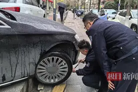 车辆不慎滑下路基被卡，巡警化身“推车侠”帮助脱困图片